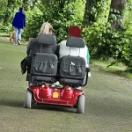 2 p scootmobiel samen rijdend gezellig