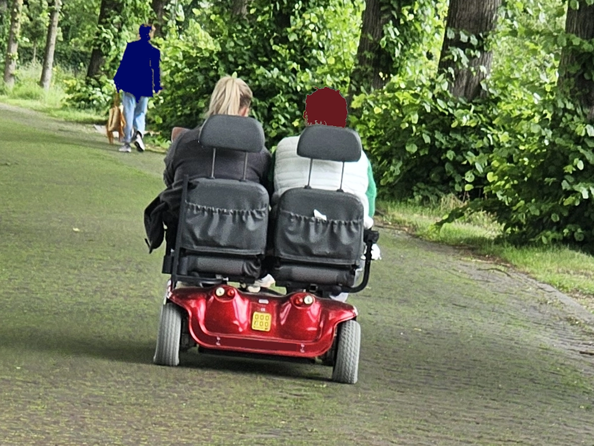 2 p scootmobiel samen rijdend gezellig