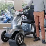 Man met For Motion on Four scootmobiel voor twee personen