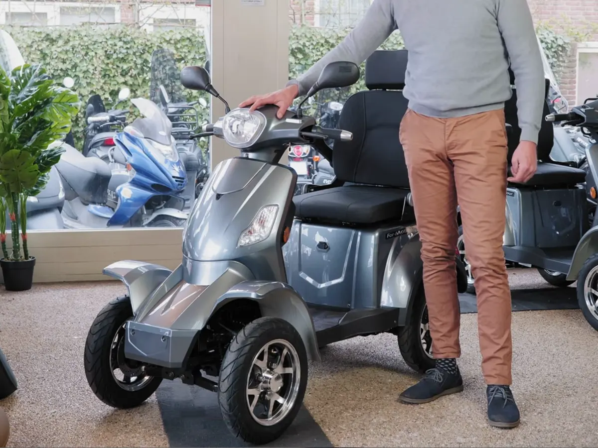 Man met For Motion on Four scootmobiel voor twee personen