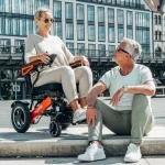 Vrouw op ergoflix rolstoel met man in stad