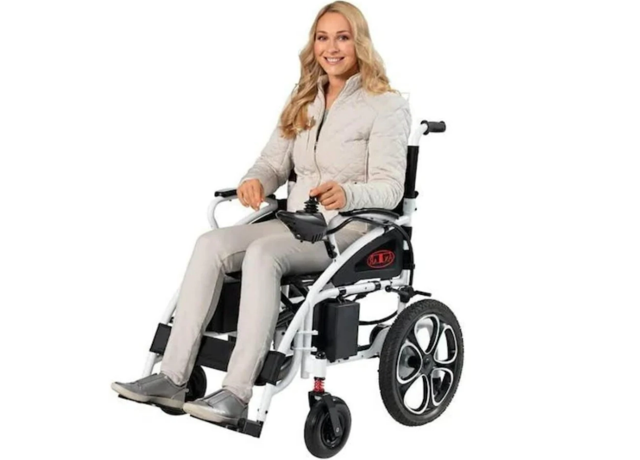 apiro-rolstoel-model-met-vrouw-elektrische-rolstoel-e